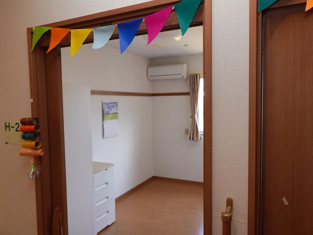 明るい居室 居室 自然光が心地よく差し込む居室で、働きやすい環境です。彩り豊かな飾りが暖かな雰囲気を演出しています。