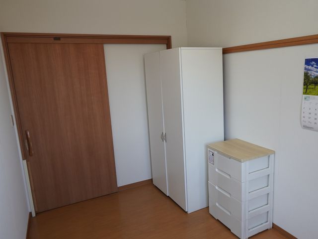 広々とした居室 居室 自然光が差し込み、明るく開放的な部屋です。収納スペースも充実しており、快適な環境が提供されます。