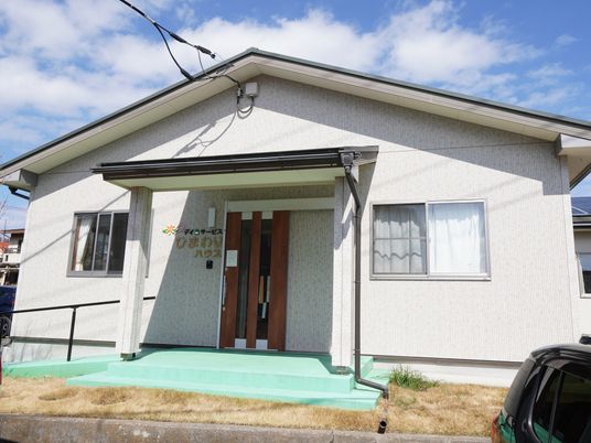 シンプルな施設外観