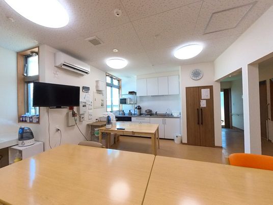 明るいキッチン空間