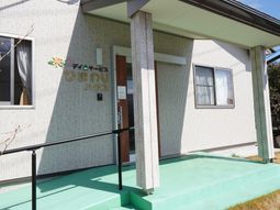 明るい建物の外観