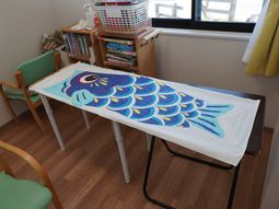 折り畳み机と椅子の部屋