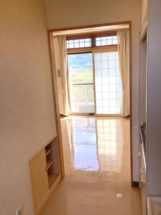 明るく広々とした廊下