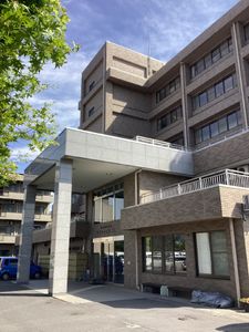 建物正面エントランスの様子