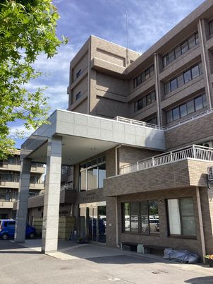 建物正面エントランスの様子