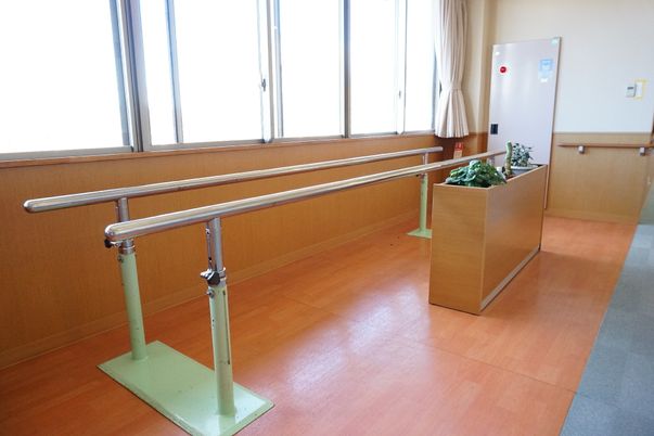 機能訓練室のバランスバー