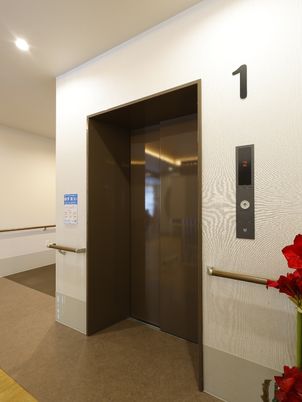 新しいエレベーターの扉