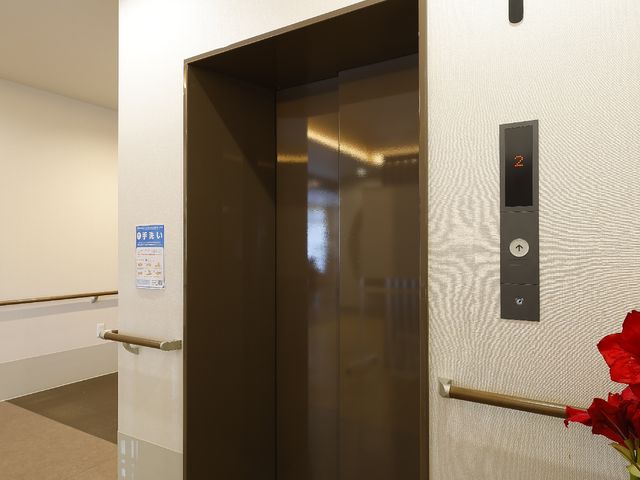 新しいエレベーターの扉 エレベーター アクセスしやすい位置にある清潔感溢れるエレベーターです。利用者の安全な移動をサポートし、快適な日々をお過ごしいただけます。
