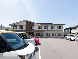 明るい日差しの施設外観