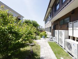 緑あふれる施設の庭