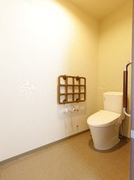 明るい居室の一角