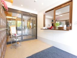 明るいエントランスエリア