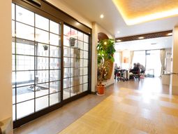 広々としたロビーの風景