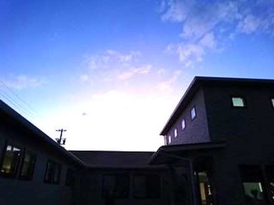 夕景の施設外観  