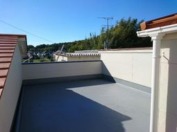明るい日差しの屋上