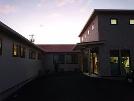 夕暮れの中庭  