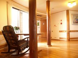 木目調の快適なラウンジ