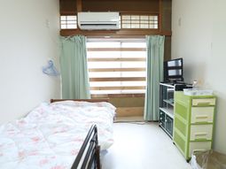 居室のベッドとテレビ