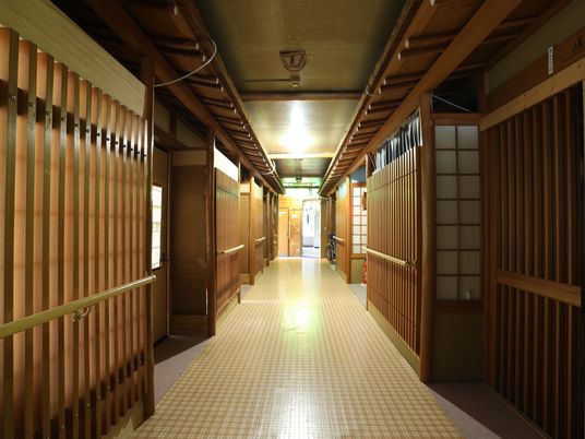 温かみのある廊下の様子