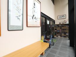 廊下の明るい風景