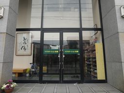 エントランスの正面玄関