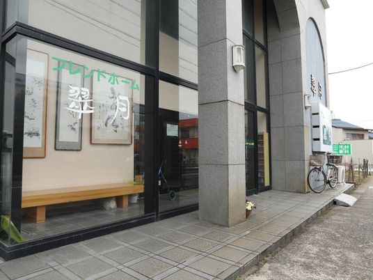 施設外観とエントランス