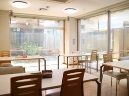 明るい食堂の様子