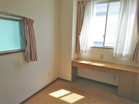洋室の窓と収納キャビネット