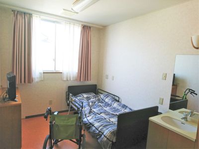 居室のベッドと車椅子
