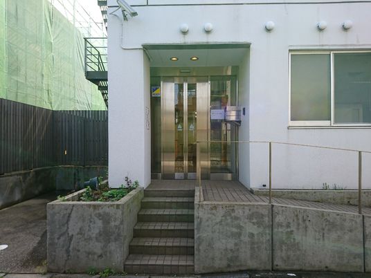 白い建物のエントランス