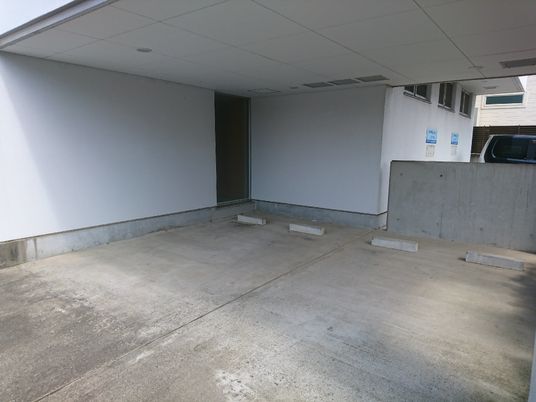 清潔な駐車場の一角