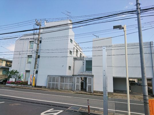 白い建物の外観