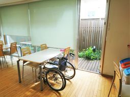 明るい食堂と小庭