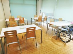 明るい食堂の様子