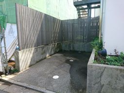 コンクリートと木製フェンス