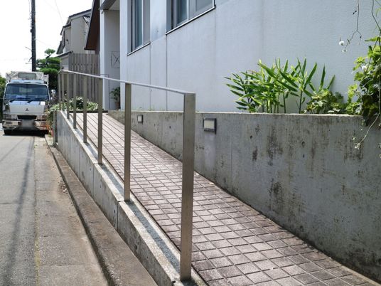 スロープ付きのアプローチ