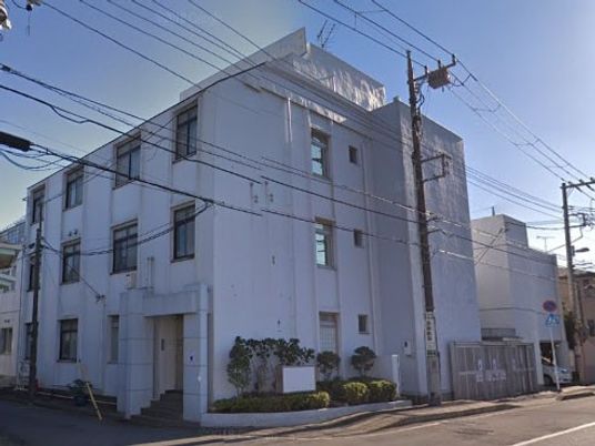 白い建物の外観  