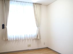 明るい居室のカーテン