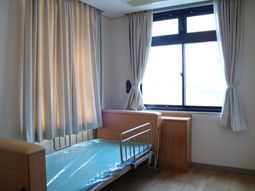 居室のベッドと窓