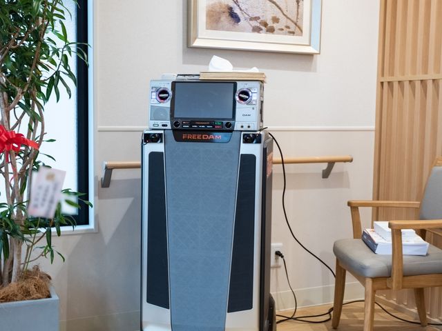 空気清浄機が置かれた部屋 共有スペース 快適な室内環境を保つために高機能な空気清浄機が設置され、居心地の良い空間が整えられています。リラックスしながら過ごせる居室の一角です。