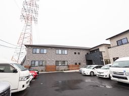 駐車場付きの施設外観