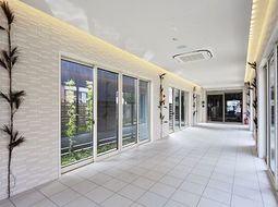 明るい廊下の風景