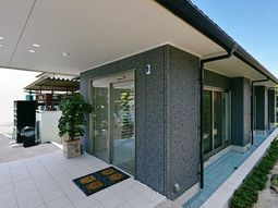 エントランスの明るい外観