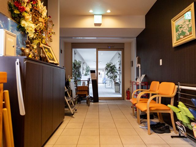 明るい廊下 廊下 ゆったりとした明るい廊下では、車椅子もスムーズに通行できます。清潔感あふれる空間です。