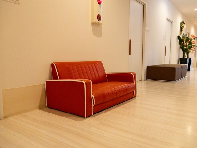 長い廊下のソファ 廊下 長い廊下には休憩用のソファが配置され、ゆったりとしたスペースが魅力です。