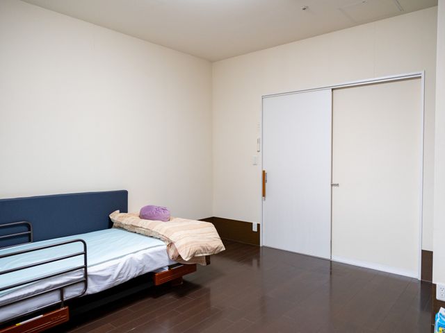 快適な寝室の居室 居室   快適な居室では、広々としたスペースが確保され、柔らかい日差しが差し込んでいます。