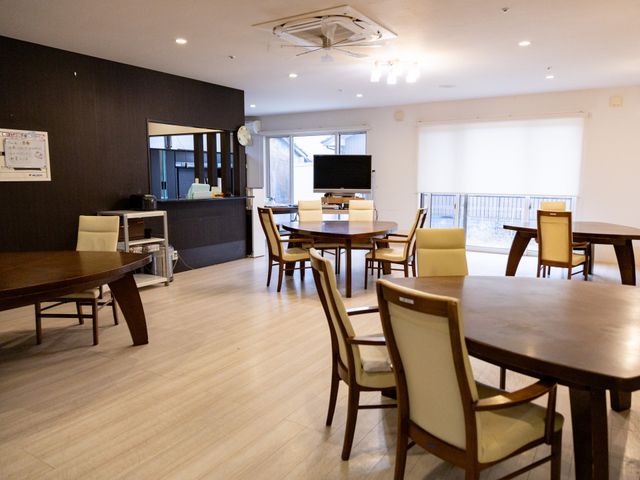 広々としたダイニングルーム ダイニングルーム 広くて明るい空間では、自然と食事や団らんが楽しめます。快適な食事環境が整っています。