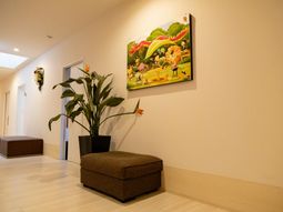 絵画が飾られた廊下