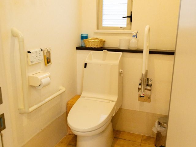 使いやすいトイレ トイレ 手すりが設置され、安全性に配慮されたトイレです。清潔で使いやすさが考えられています。