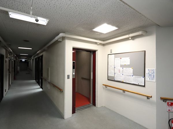 清潔な施設の廊下